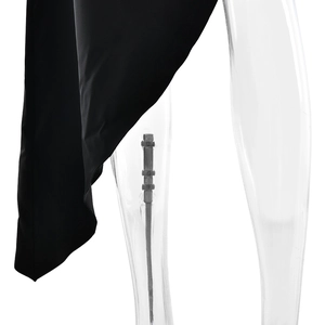 Vue détaillée de l'ourlet noir fluide de cette élégante robe longue sans manches de luxe