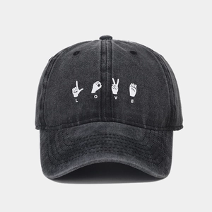 Détail des signes ASL et broderie LOVE sur une casquette de baseball noire délavée