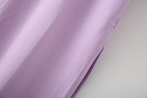 Detailansicht der Seitentasche eines lavendelfarbenen Strickkleids mit feiner Naht