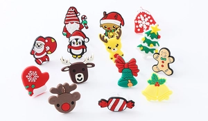 Makroaufnahme verschiedener Weihnachts-PVC-Anhänger mit Weihnachtsmann, Rentier und Schneeflocken