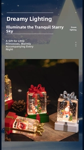 Détail d'une boule à neige de Noël avec Père Noël et paillettes sous lumière chaude