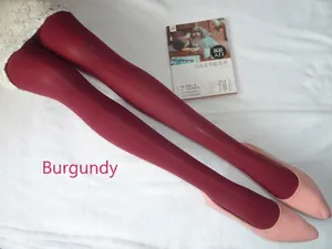 Vue détaillée de collants en velours mat bordeaux avec des chaussures plates roses à bouts pointus