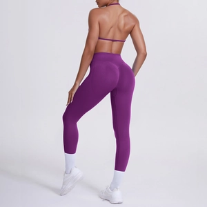 Vista laterale del set da yoga viola con leggings a vita alta e reggiseno sportivo incrociato