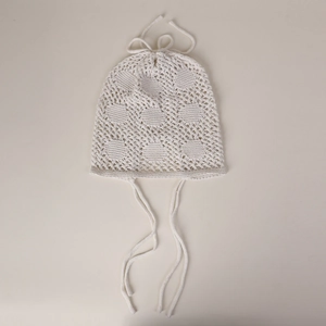 Bonnet au crochet fait main blanc cassé avec maille ajourée et liens de serrage réglables