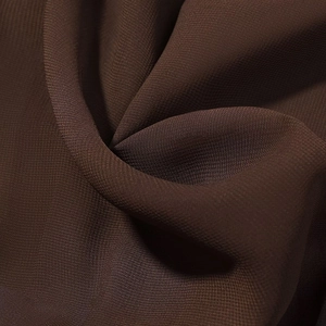 Gros plan détaillé du tissu tissé marron foncé avec un beau drapé pour robe de femme