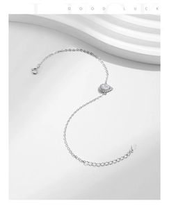 Détail macro du bracelet en argent S925 avec zircon poire et chaîne de réglage réglable