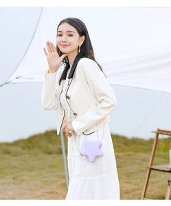 Close-up of a lavender star-shaped PVC jelly bag with a stylish metal chain strap