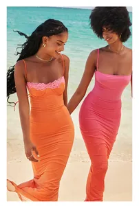 Detail der Spitzenborte an einem schmalen Maxikleid für sommerliche Strandmode