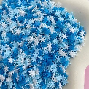 Détail macro de flocons de neige bleus et blancs en pâte polymère pour le bricolage et le slime