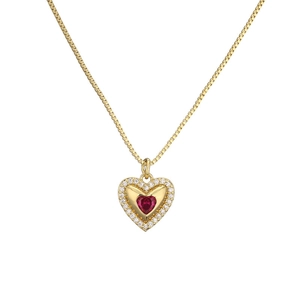 Collana a cuore placcata in oro con pietra rossa centrale e zirconi micro-pavé