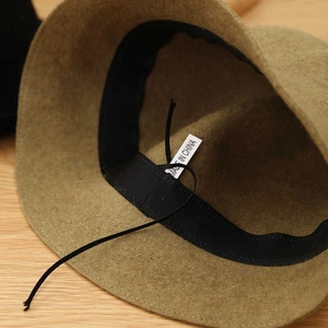 Interno del cappello a secchiello in lana con fascia tergisudore e coulisse regolabile
