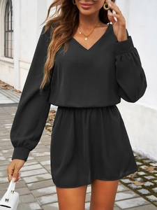 Détail de robe élégante noire à manches longues et col en V avec manches bouffantes