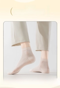 Detail van de elastische brede boord op beige geribbelde sokken voor antislip comfort