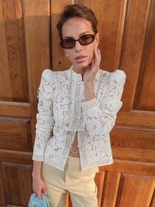 Blouse élégante en dentelle blanche avec col montant et détails de boutons chaîne