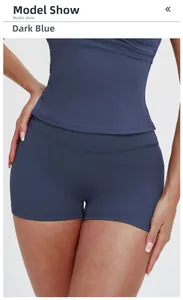 Dettaglio dei pantaloncini da yoga a vita alta blu scuro e top sportivo sul modello