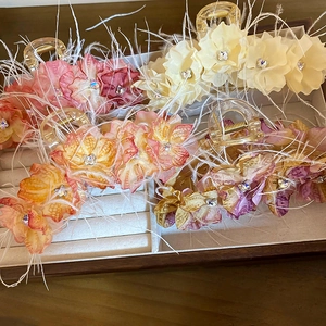 Pinces à cheveux florales élégantes avec plumes et cristaux en rose, crème et lavande
