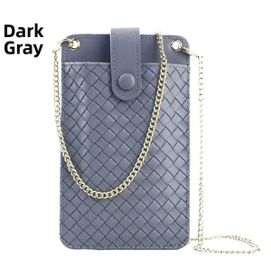 Détail d'un sac pour téléphone gris foncé à texture tissée avec chaîne dorée et bouton-pression