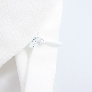 Crop top blanc sexy avec détail de fermeture éclair invisible et texture du tissu