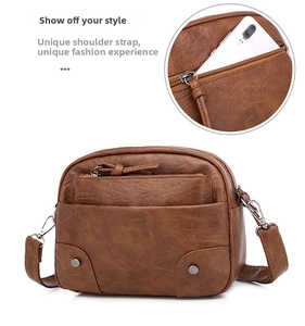 Vue détaillée du sac bandoulière marron vintage avec rangements pour téléphone