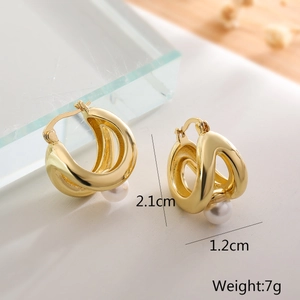 Pendientes geométricos bañados en oro de 18 quilates con perlas elegantes para mujer