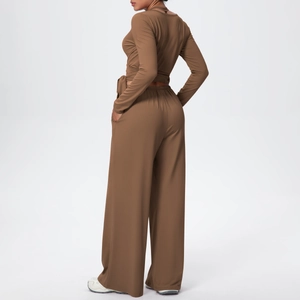 Détail de l'ensemble de yoga marron moka avec haut croisé à nouer et pantalon large taille haute