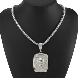 Collier hip hop avec pendentif tête de mort diamantée sur un buste de bijoux noir