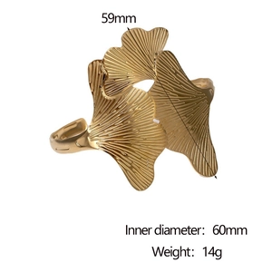 Detailweergave van de gouden ginkgoblad armband met afmetingen en bladtextuur