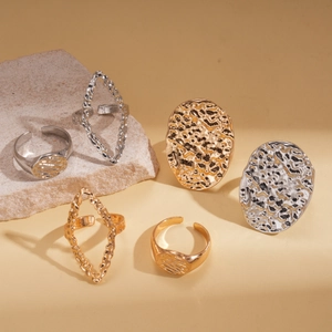 Lot de 6 bagues vintage géométriques avec motifs martelés et ajourés en or et argent