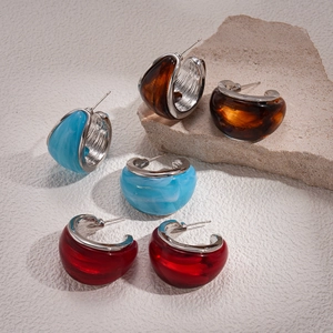 Fashionable resin C-shaped geometric earrings in amber, blue and red on stone