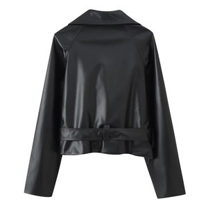 Rückansicht der kurzen schwarzen Kunstlederjacke mit Gürtel und modischem Reverskragen