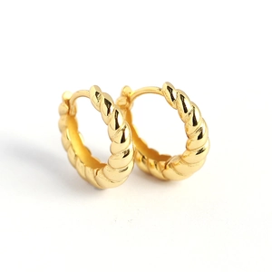 Orecchini a cerchio intrecciati dorati in argento S925 con texture metallica minimale