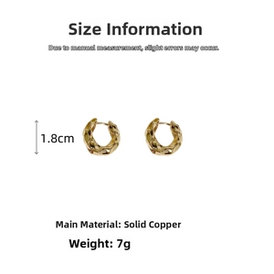 Detailansicht der 1,8cm gehämmerten goldenen Kupferohrringe mit Textur und Größe