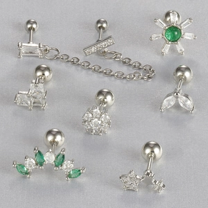 Ensemble de 8 clous d'oreilles en acier chirurgical argenté avec zircons vert émeraude