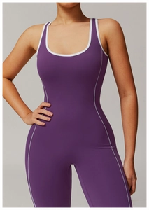 Detail eines lila Yoga-Bodysuits mit weißen Kontrastpaspeln und hochelastischem Stoff