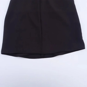 Elegante zwarte mini-jurk met gouden bies en zoomdetail in een minimalistische platte stijl