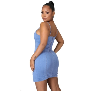 Gros plan sur une robe en jean bleu clair avec fermeture éclair au dos et coupe ajustée