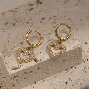 Élégantes boucles d'oreilles créoles dorées avec breloques cœur et strass brillants