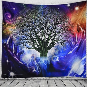Vue détaillée de la tapisserie Arbre de Vie avec motifs galaxie et nébuleuse sur mur de briques