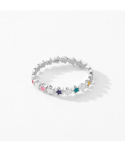Gros plan sur la bague étoile en argent S925 avec émail coloré arc-en-ciel