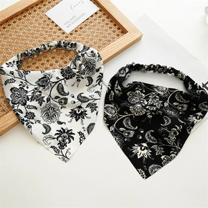 Dettaglio di fasce a triangolo vintage con stampa floreale ed elastico in bianco e nero