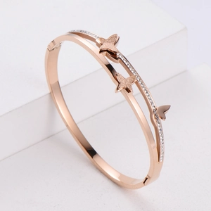 Bracelet papillon en or rose avec design double couche et zircons cubiques scintillants