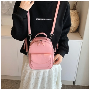 Mini zaino rosa in pelle PU indossato dalla modella con spalline regolabili multifunzionali