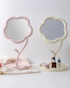 Détail de miroirs de maquillage tournesol rose et beige avec plateau de rangement utile
