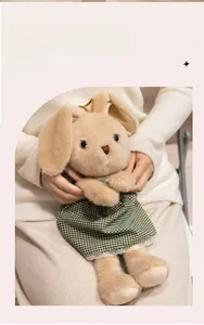 Dettaglio del morbido coniglio di peluche in abito a quadretti verdi con texture sintetica