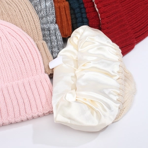 Détail du bonnet d'hiver avec doublure en satin lisse pour protéger les cheveux