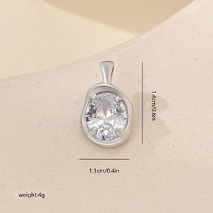 Detailansicht Silberner ovaler Zirkonia-Anhänger mit Maßangaben 1,4 cm mal 1,1 cm