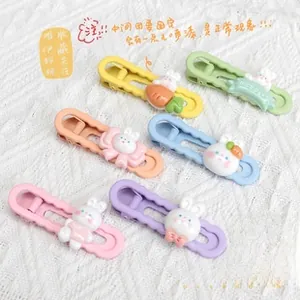 Gros plan d'un ensemble de barrettes à cheveux en résine avec lapins et carottes pastels