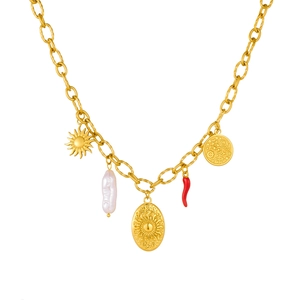 Collana dorata con pendente sole, perla, peperoncino rosso e ciondolo rotondo materico