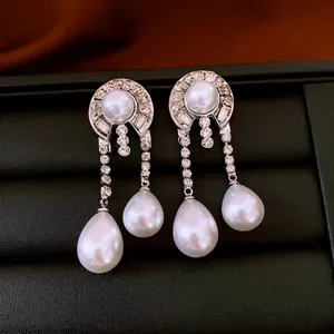 Orecchini pendenti geometrici con perle, strass scintillanti e nappe in argento