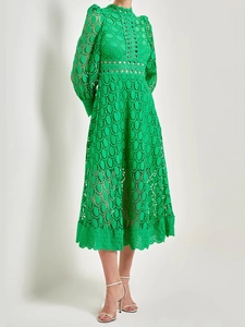 Elegantes hellgrünes Midikleid aus Spitze mit Stickerei, langen Ärmeln und Hohlsaum